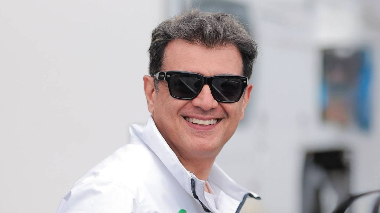 പുതിയ സിനിമയ്ക്കായി നടൻ അജിത് കുമാർ 200 കോടി രൂപ പ്രതിഫലം ചോദിച്ചത് അടുത്തിടെ വാർത്തകളിൽ നിറഞ്ഞിരുന്നു. 'ഗുഡ് ബാഡ് അഗ്ലി'ക്ക് ശേഷം അജിത്തിനെ നായകനാക്കി ആദിക്ക് രവിചന്ദ്രൻ സംവിധാനം ചെയ്യുന്ന ചിത്രത്തിനായാണ് താരം ഇത്രയും വലിയ തുക പ്രതിഫലമായി ആവശ്യപ്പെട്ടത്. (Image Credits: Ajith kumar Facebook)