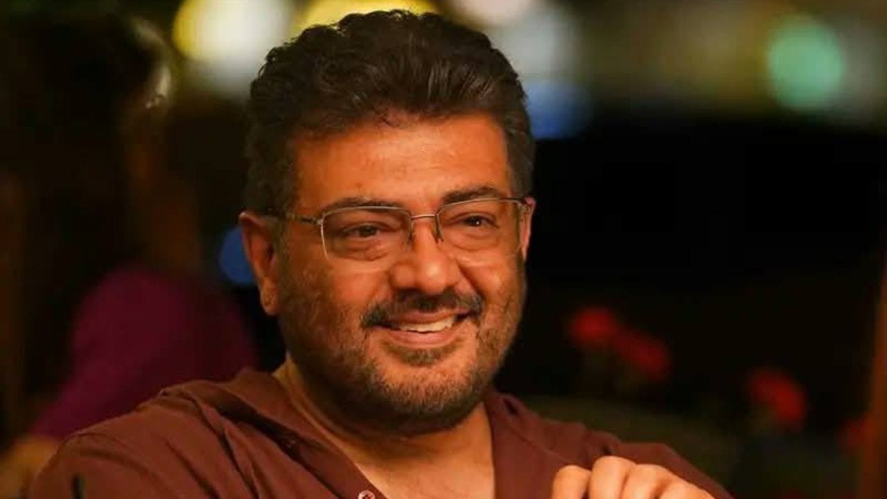 എന്നാൽ, അജിത്ത് 200 കോടി രൂപ പ്രതിഫലം ആവശ്യപ്പെട്ടതോടെ പിന്മാറുകയായിരുന്നു. ഇത് പലതവണ ആവർത്തിച്ചതോടെ, രാഹുൽ അജിത്തുമായി ഒരു പുതിയ കരാർ ഒപ്പിട്ടെന്ന റിപ്പോർട്ടുകളാണ് ഇപ്പോൾ പുറത്തുവരുന്നത്. ശമ്പളം ഇല്ലാതെ സിനിമയിൽ അഭിനയിക്കാനാണ് കരാർ. (Image Credits: Ajith kumar Facebook)