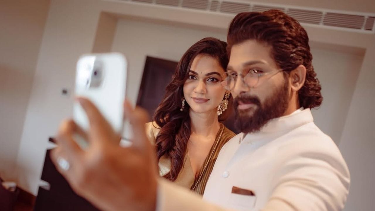 'വരൻ' എന്ന സിനിമയിൽ അഭിനയിച്ചതിന് പിന്നാലെ, അച്ഛനും അമ്മയും കണ്ടെത്തുന്ന പെൺകുട്ടിയെ മാത്രമേ താൻ വിവാഹം ചെയ്യൂവെന്ന് അല്ലു പറഞ്ഞിരുന്നു. എന്നാൽ, സ്നേഹ റെഡ്‌ഡിയെ കണ്ടുമുട്ടിയതോടെ ആ തീരുമാനത്തിൽ മാറ്റം വന്നു. ഒരു സുഹൃത്തിന്റെ വിവാഹത്തിനാണ് അല്ലുവും സ്നേഹയും കണ്ടുമുട്ടുന്നത്. (Image Credits: Allu Arjun/Instagram)