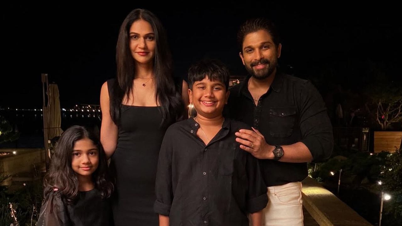 തെലുങ്ക് സിനിമാ ലോകത്തെ മാതൃക ദമ്പതികളായാണ് അല്ലു അർജുനും ഭാര്യ സ്നേഹ റെഡ്‌ഡിയും അറിയപ്പെടുന്നത്. ഇവരുടെ പ്രണയകഥ പലപ്പോഴായി സോഷ്യൽ മീഡിയയിൽ ചർച്ചചെയ്യപ്പെടാറുണ്ട്.  'പുഷ്പ 2' സിനിമ പ്രദർശനത്തിനിടെ തിയേറ്ററിലുണ്ടായ തിക്കിലും തിരക്കിലും പെട്ട് ഒരു സ്ത്രീ മരിച്ച സംഭവത്തിൽ നടനെ അറസ്റ്റ് ചെയ്തപ്പോഴാണ് ഏറ്റവുമൊടുവിൽ ഇവരുടെ പ്രണയം ചർച്ചയായത്. (Image Credits: Allu Arjun/Instagram)