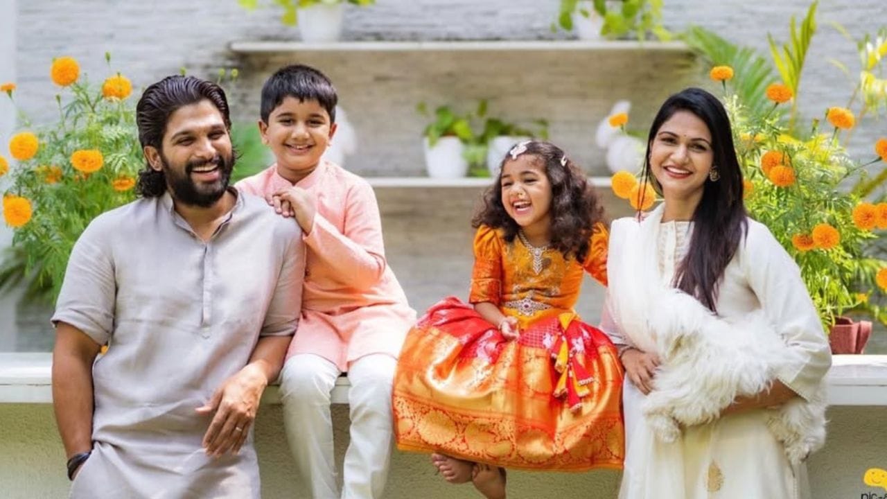 ഇപ്പോഴിതാ, ഇരുവരുടെയും പുതിയൊരു വീഡിയോയാണ് ആരാധകർക്കിടയിൽ ശ്രദ്ധ നേടുന്നത്. സാധാരണക്കാരെ പോലെ സ്നേഹയുടെ കൈയ്യും പിടിച്ച് മുംബൈയിലൂടെ നടക്കുന്ന അല്ലു അർജുനാണ് വീഡിയോയിൽ ഉള്ളത്. വിവാഹം കഴിഞ്ഞ് 14 വർഷം പിന്നിടുമ്പോഴും ഇവരുടെ പ്രണയം എന്നും മായാതെ നിലനിൽക്കുന്നുവെന്നാണ് ആരാധകർ പറയുന്നത്. (Image Credits: Allu Arjun/Instagram)