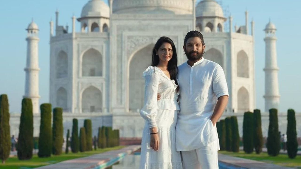 സ്നേഹ പഠിച്ചതും വളർന്നതുമെല്ലാം പുറത്തായത് കൊണ്ടുതന്നെ അല്ലു അർജുൻ നടനാണെന്ന് സ്നേഹയ്ക്ക് അറിയില്ലായിരുന്നു. തെലുങ്ക് സിനിമ നിർമാതാവിന്റെ മകൻ എന്ന രീതിയിലായിരുന്നു പരിചയപ്പെട്ടത്. പ്രണയത്തിലായതിന് ശേഷമാണ് അല്ലു അർജുൻ ഒരു സൂപ്പർസ്റ്റാറാണെന്ന് സ്നേഹ തിരിച്ചറിയുന്നത്. (Image Credits: Allu Arjun/Instagram)
