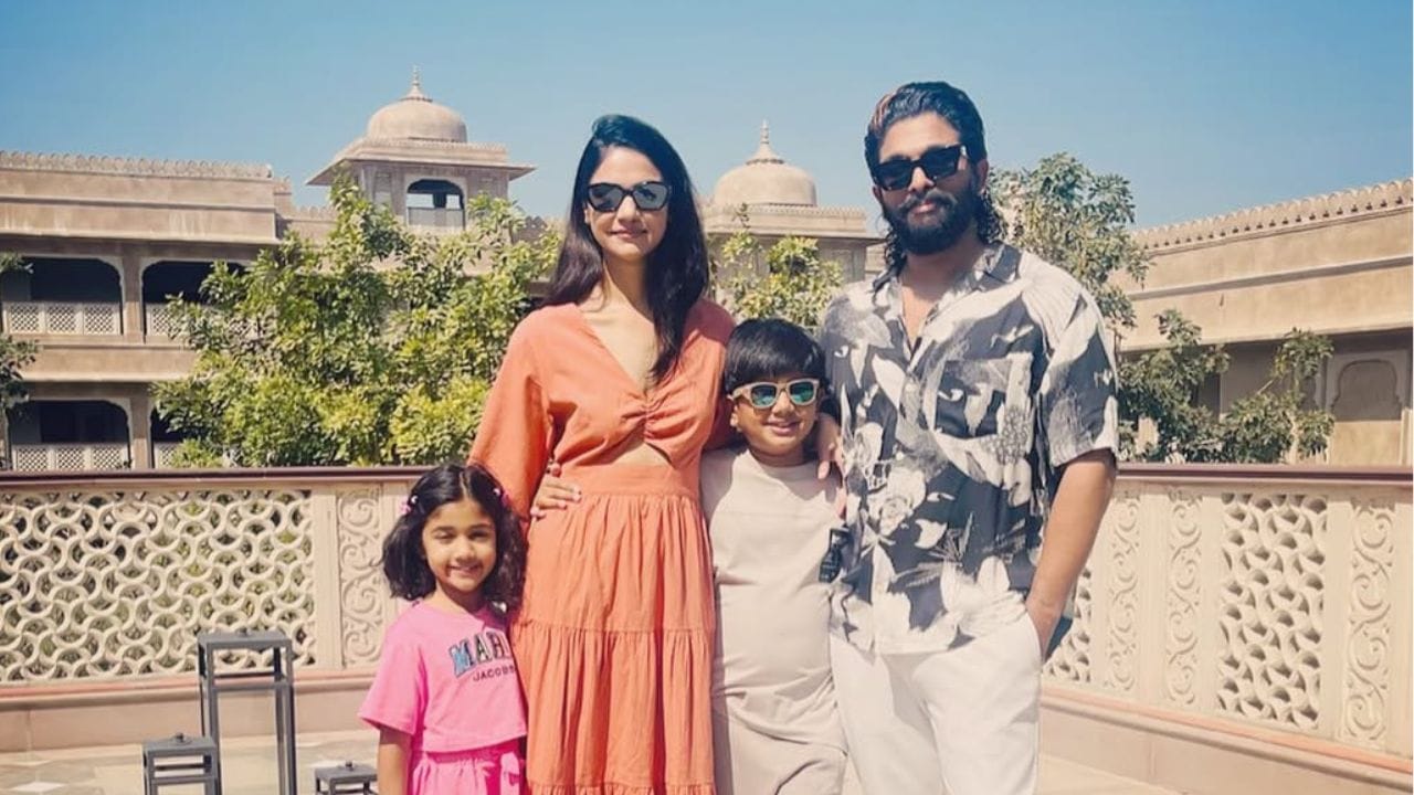 2011ൽ ഇരു കുടുംബങ്ങളുടെയും അനുഗ്രത്തോടെ പരമ്പരാഗത രീതിയിലായിരുന്നു ഇവരുടെ വിവാഹം. ദമ്പതികൾക്ക് രണ്ട് മക്കളുണ്ട്. താര പത്നി എന്നതിനപ്പുറം ഒരു സംരംഭക കൂടിയാണ് അല്ലു സ്നേഹ റെഡ്ഡി. (Image Credits: Allu Arjun/Instagram)