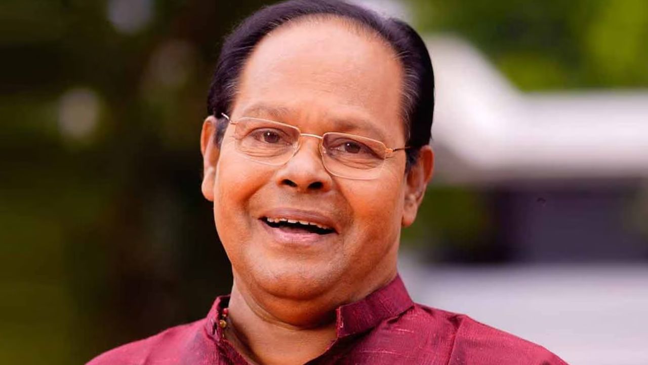 2000 മുതൽ 2003 വരെ 'അമ്മ'യുടെ പ്രസിഡന്റ് നടൻ ഇന്നസന്റായിരുന്നു. മോഹൻലാലും സുരേഷ് ഗോപിയുമായിരുന്നു വൈസ് പ്രസിഡന്റുമാർ. ടി പി മാധവൻ, ഇടവേള ബാബു, സുചിത്ര എന്നിവരയായിരുന്നു ജോയിന്റ് സെക്രട്ടറിമാർ. ജഗദീഷായിരുന്നു ട്രഷറർ.