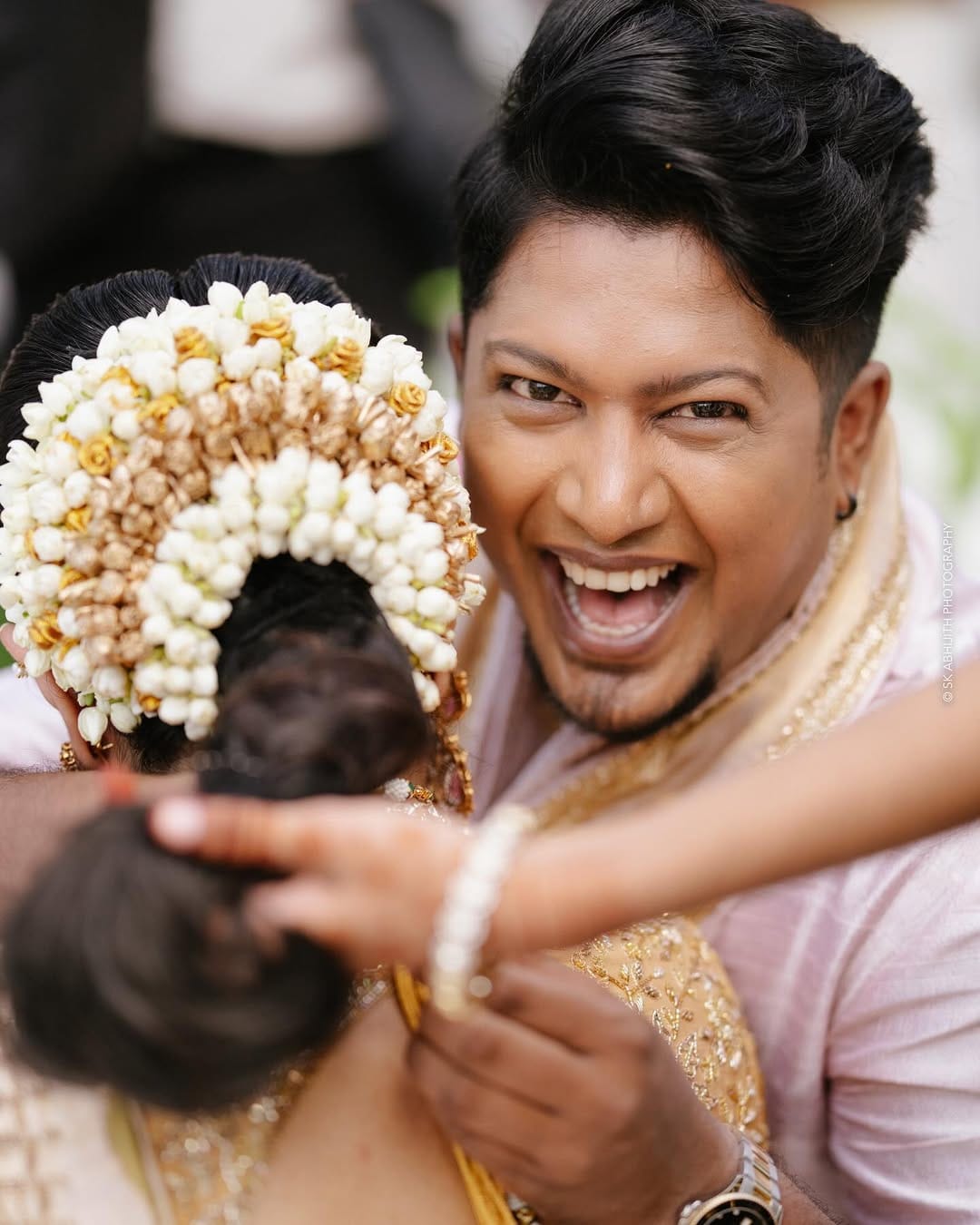 താരങ്ങളടക്കം നിരവധി പേരാണ് ദമ്പതികൾക്ക് വിവാഹ ആശംസകളുമായി എത്തിയിരിക്കുന്നത്. പ്രിയ മണി, ഷംന കാസിം, അശ്വതി ശ്രീകാന്ത്, അർച്ചന സുശീലൻ തുടങ്ങിയവരും ആശംസകൾ അറിയിച്ചു. മകൾ ഖുഷിയുടെ കൈ പിടിച്ചാണ് ആര്യ വിവാഹ വേദിയിലേക്ക് എത്തിയത്. (Image Credits: Instagram/ Arya badai)