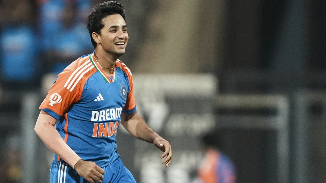 ടി20യിലെ ഒന്നാം നമ്പര് ബാറ്ററും, ഓപ്പണറുമായ അഭിഷേക് ശര്മയാണ് സെവാഗ് തിരഞ്ഞെടുത്ത ഒരു താരം. കഴിഞ്ഞ വര്ഷം അരങ്ങേറ്റം കുറിച്ചത് മുതല് തകര്പ്പന് പ്രകടനമാണ് അഭിഷേക് പുറത്തെടുത്തത്. പ്ലേയിങ് ഇലവനില് സ്ഥാനം ഉറപ്പുള്ള താരം കൂടിയാണ് അഭിഷേക് (Image Credits: PTI)