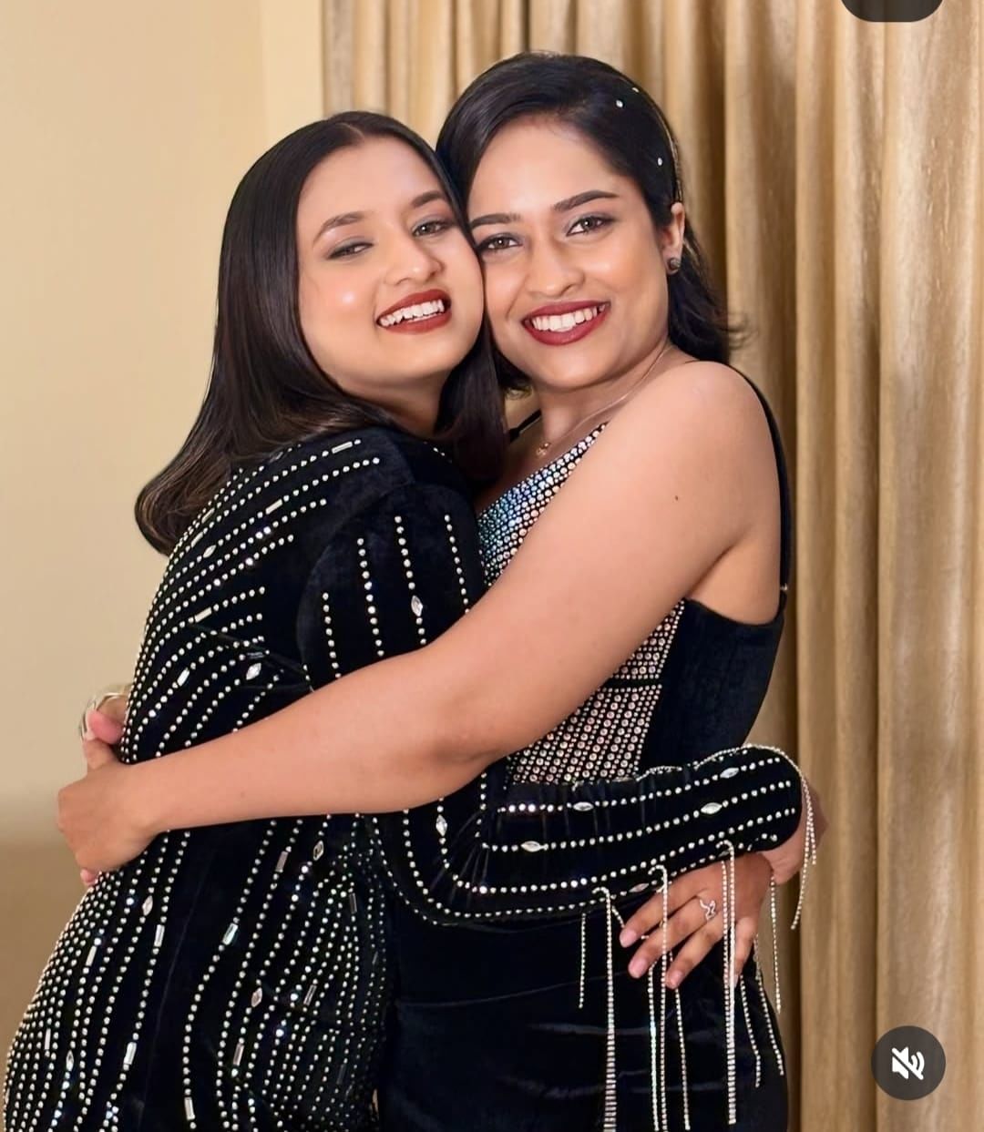 നിങ്ങളുടെ സ്നേഹം കാണുമ്പോൾ മനസ് നിറയുന്നുണ്ടെന്ന് പറഞ്ഞ സരിഗ, സ്വവർഗ പ്രണയം ചിന്തിക്കാൻ കഴിയാത്ത ഒരിടത്തുനിന്നാണ് താൻ വരുന്നതെന്ന് പറഞ്ഞു. എന്നാൽ, നിങ്ങൾ ഒരു ഭാര്യയും ഭർത്താവും പോലെയാണ് തോന്നുന്നതെന്നും ഇത് തന്നെ ഇമോഷണൽ ആക്കുകയാണെന്നും കൂട്ടിച്ചേർത്തു.
