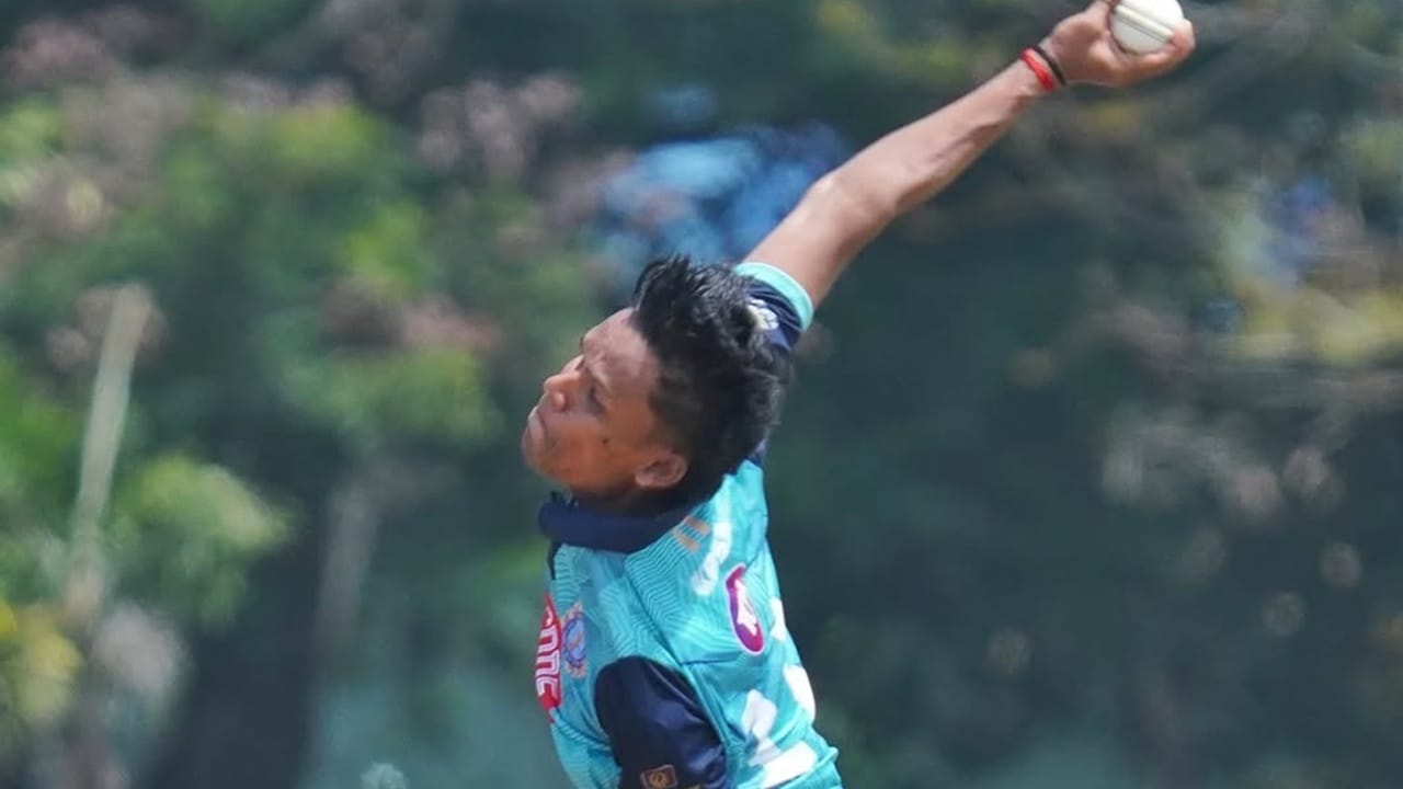 ഒടുവില്‍ 51 പന്തില്‍ 121 റണ്‍സെടുത്ത സഞ്ജുവിനെ തകര്‍പ്പന്‍ യോര്‍ക്കറിലൂടെ ക്ലീന്‍ ബൗള്‍ഡ് ചെയ്ത് താരം പുറത്താക്കി. നാലോവറില്‍ 43 റണ്‍സ് വഴങ്ങിയെങ്കിലും അജയഘോഷിന്റെ പ്രകടനം ചര്‍ച്ചയായി  (Image Credits: instagram.com/ghosh__46)