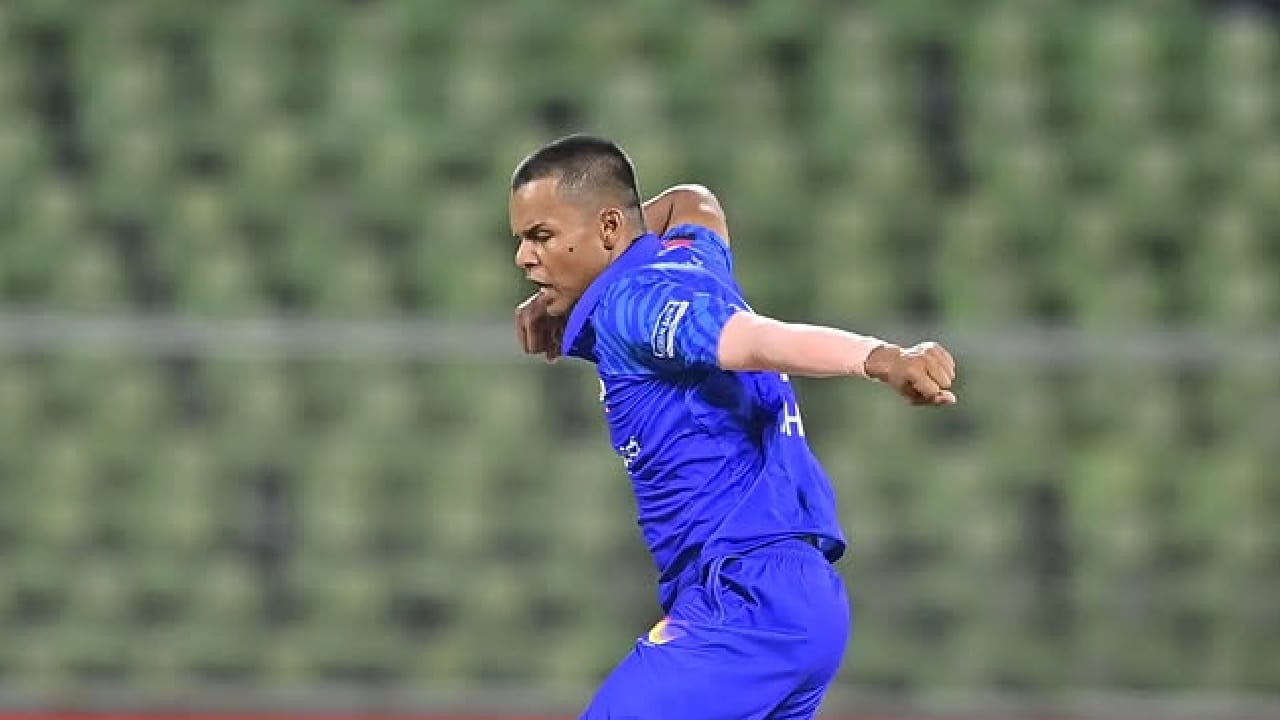 ഇപ്പോഴിതാ, തൃശൂര്‍ ടൈറ്റന്‍സിനെതിരെ ഇപ്പോള്‍ നടക്കുന്ന മത്സരത്തിലും അജയഘോഷ് പ്രകടനമികവ് ആവര്‍ത്തിച്ചു. 3.5 ഓവറില്‍ 27 റണ്‍സ് വഴങ്ങി നാലു വിക്കറ്റുകളാണ് താരം പിഴുതത്. ബൗളിങ് മികവ് ഇനിയും ആവര്‍ത്തിക്കാനായാല്‍ കേരള ടീമിലിടം നേടാന്‍ താരത്തിന് അനായാസം സാധിക്കും. കേരളത്തിന്റെ ബൗളിങ് പ്രതീക്ഷയായി താരത്തിന് മാറാനാകുമെന്ന വിശ്വാസത്തിലാണ് ക്രിക്കറ്റ് പ്രേമികള്‍  (Image Credits: instagram.com/ghosh__46)