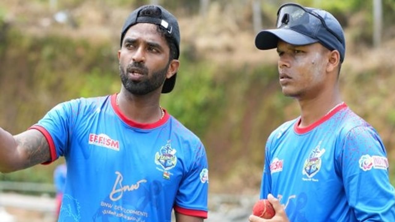 ഏരീസ് കൊല്ലം സെയിലേഴ്‌സ് താരമാണ് അജയഘോഷ്. കഴിഞ്ഞ ദിവസം കൊച്ചി ബ്ലൂ ടൈഗേഴ്‌സിനെതിരെ നടന്ന മത്സരത്തില്‍ സഞ്ജു സാംസണിന്റെ വിക്കറ്റെടുത്തതോടെയാണ് താരം കൂടുതല്‍ ശ്രദ്ധിക്കപ്പെട്ടത്. 237 റണ്‍സ് വിജയലക്ഷ്യം പിന്തുടര്‍ന്ന കൊച്ചി, സഞ്ജു സാംസണിന്റെ ബാറ്റിങ് കരുത്തില്‍ തകര്‍ത്തടിച്ച് തുടങ്ങിയതോടെ അജയഘോഷിനെ കൊല്ലം ക്യാപ്റ്റന്‍ സച്ചിന്‍ ബേബി പകരക്കാരനായി കളത്തിലിറക്കുകയായിരുന്നു  (Image Credits: instagram.com/ghosh__46)