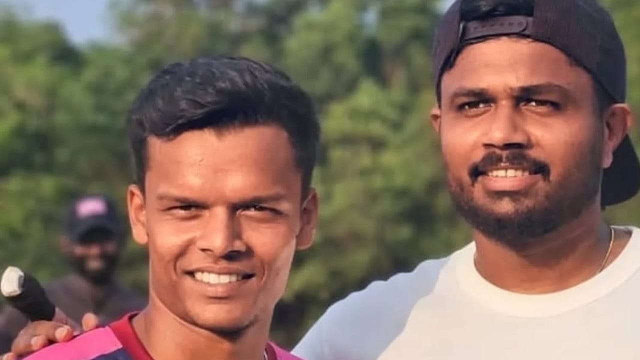 ഈഡന്‍ ആപ്പിള്‍ ടോമിനെ പിന്‍വലിച്ചാണ് കൊല്ലം അജയഘോഷിനെ ഗ്രൗണ്ടിലിറക്കിയത്. തകര്‍ത്തടിച്ചുകൊണ്ടിരുന്ന കൊച്ചി ബാറ്റര്‍മാരെ അല്‍പമെങ്കിലും പ്രയാസപ്പെടുത്തിയ കൊല്ലം പേസര്‍ അജയഘോഷായിരുന്നു  (Image Credits: instagram.com/ghosh__46)