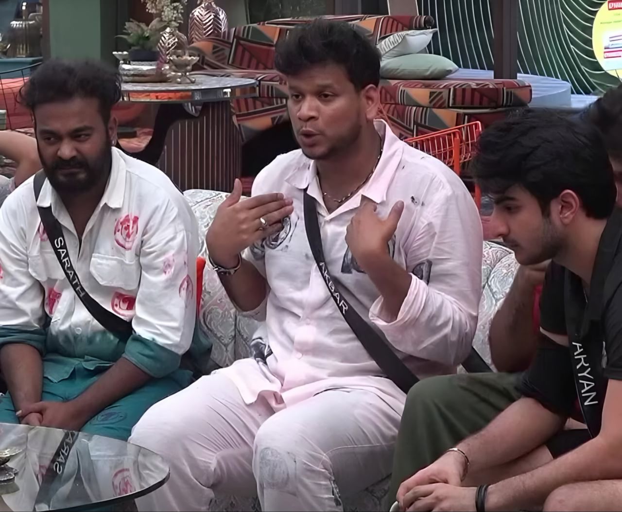 ബിഗ് ബോസിൻ്റെ ആദ്യ ആഴ്ചയിൽ ഗായകനായ അക്ബർ ഖാൻ രേണുവിനെ സെപ്റ്റിക് ടാങ്ക് എന്ന് വിളിച്ചു. പക്ഷേ, ഒരുതരത്തിലും രേണു ആ ആക്ഷേപത്തോട് ദേഷ്യപ്പെട്ടില്ല. തനിക്ക് വേദനിച്ചു എന്ന് വളരെ ആത്മാർത്ഥമായി നൂറയോട് പറഞ്ഞ രേണു താൻ എന്തിന് ഇവിടെ എത്തിയെന്നും വിശദീകരിച്ചു.