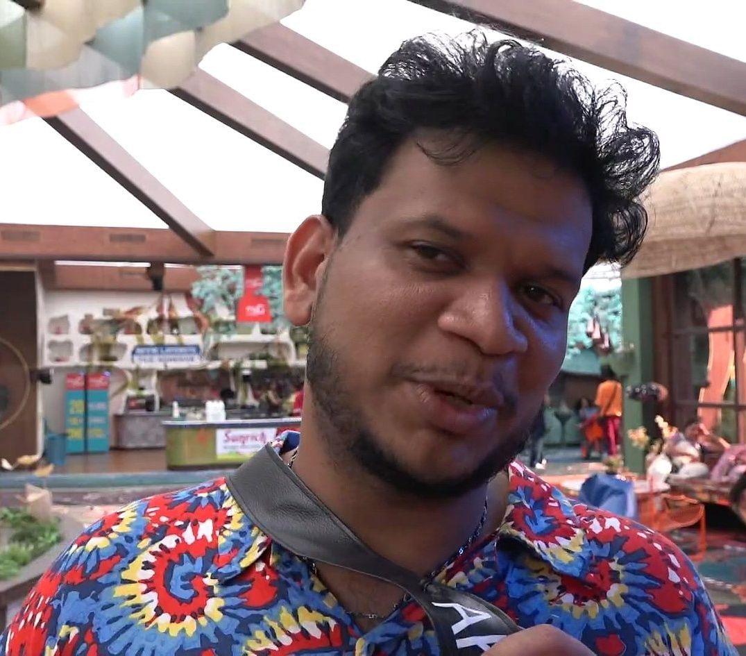 ഇത് തന്നെ വല്ലാതെ വേദനിപ്പിച്ചു എന്ന് നൂറയോട് രേണു പറയുഞ്ഞിരുന്നു. തന്റെ ജീവിതത്തിൽ ആദ്യമായിട്ടാണ് സെപ്റ്റിക് ടാങ്ക് എന്ന പേര് ഇരട്ടപ്പേരായി കേൾക്കുന്നതെന്ന് രേണു പറഞ്ഞു. പിന്നാലെ, വിഷയത്തിൽ ക്ഷമ ചോദിക്കാൻ താൻ തയ്യാറാണെന്നാണ് അക്ബർ വ്യക്തമാക്കി.