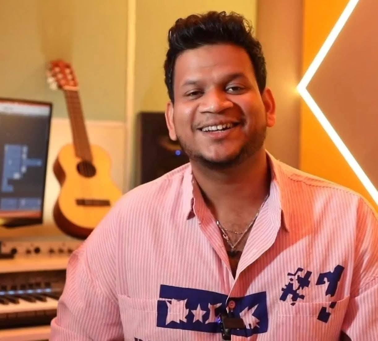 തൃശൂർ സ്വദേശിയാണ് അക്ബർ ഖാൻ. റിയാലിറ്റി ഷോയിലൂടെ പ്രശസ്തി നേടിയ താരമാണ്. മൈലാഞ്ചി എന്ന റിയാലിറ്റി ഷോയിലും സരെഗമപ കേരളം റിയാലിറ്റി ഷോയിലും അക്ബർ ഖാൻ വ്യക്തിമുദ്ര പതിപ്പിച്ചു. എടക്കാട് ബറ്റാലിയൻ, മാർഗം കളി എന്നീ സിനിമകളിൽ താരം പാട്ടുകൾ പാടിയിട്ടുണ്ട്. 
