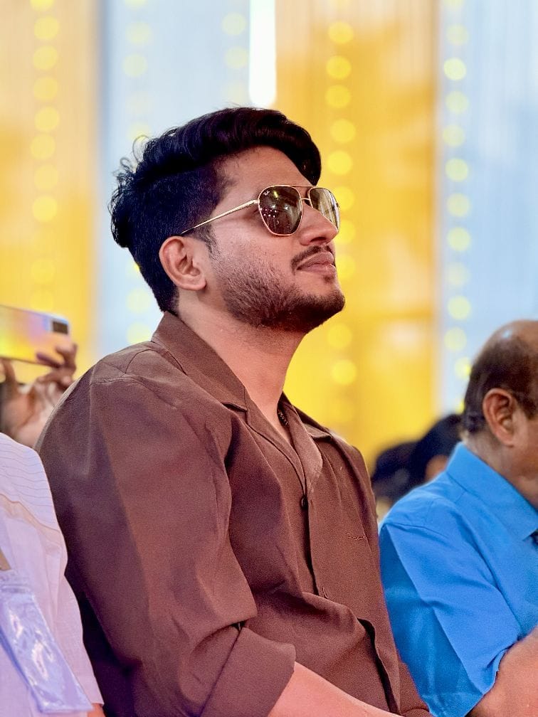 നായയ്ക്കൊപ്പമുള്ള അവസാന നിമിഷങ്ങളുടെ വീഡിയോയും അഖിൽ പോസ്റ്റു ചെയ്തിട്ടുണ്ട്. ഇതോടെ നിരവധി പേരാണ് താരത്തിന്റെ ദുംഖത്തില്‍ പങ്കുച്ചേർന്ന് എത്തിയത്. സോഷ്യൽ മീഡിയയിൽ പങ്കുവയ്ക്കുന്ന മിക്ക വീഡിയോയിലും ശീശു എന്ന നായയും ഉണ്ടാകാറുണ്ട്. ഇവരുടെ വീഡിയോകൾക്കും വലിയ ആരാധകരാണ് ഉള്ളത്.