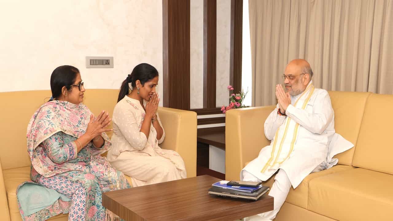 Amit Shah: പഹല്‍ഗാം ഭീകരാക്രമണത്തില്‍ കൊല്ലപ്പെട്ട രാമചന്ദ്രന്റെ കുടുംബാംഗങ്ങളെ സന്ദര്‍ശിച്ച് അമിത് ഷാ