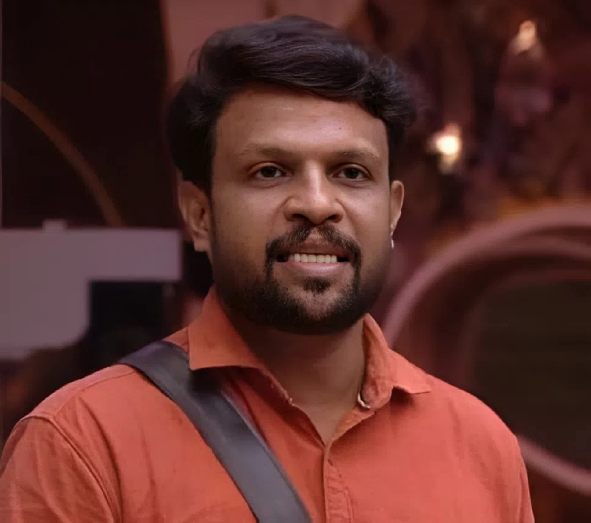 എഴുത്തുകാരനും കർഷകനുമായ അനീഷ് തൃശൂർ സ്വദേശിയാണ്. സർക്കാർ ജീവനക്കാരനായ അനീഷ് ബിഗ് ബോസിൻ്റെ വലിയ ആരാധകനാണ്. അഞ്ച് വർഷത്തെ തയ്യാറെടുപ്പിന് ശേഷമാണ് അനീഷ് ബിഗ് ബോസിലെത്തിയത്. ഒരു പുസ്തകം എഴുതിയിട്ടുള്ള അനീഷ് വിവാഹമോചിതനാണ്.