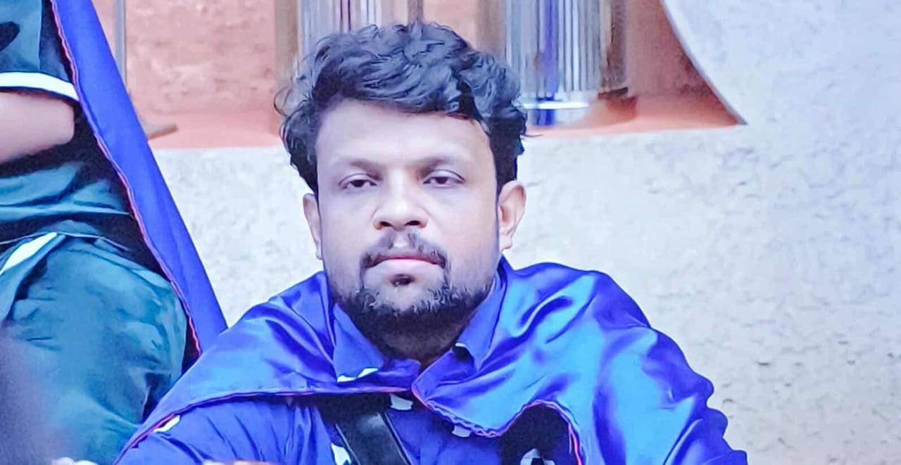 ബിഗ് ബോസ് മലയാളം സീസൺ 7 ആദ്യ ആഴ്ചയിൽ ഏറ്റവുമധികം ശ്രദ്ധ നേടിയത് അനീഷ് എന്ന കോമണറായിരുന്നു. ആദ്യ ആഴ്ചയിൽ തന്നെ ക്യാപ്റ്റനായി, 'ചൊറി' സ്ട്രാറ്റജി കൊണ്ട് ഹൗസ്മേറ്റ്സിനെ വെറുപ്പിച്ച അനീഷ് സർക്കാർ ജോലി രാജിവച്ചാണ് ബിഗ് ബോസിൽ എത്തിയത്. (Image Courtesy- Social Media)