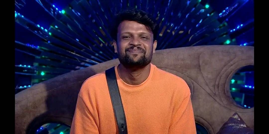 എല്ലാ കാര്യങ്ങളിലും ഇടപെട്ട് അതിനെ വഷളാക്കുന്നതിനൊപ്പം മറ്റുള്ളവർ പറയുന്നത് കേൾക്കാത്തയാളാണ് അനീഷ് എന്നും ഹൗസ്മേറ്റ്സ് പരാതി പറയുന്നുണ്ട്. തിരിച്ച് പറയുമ്പോൾ അത് ശ്രദ്ധിക്കാതെ നടന്നുപോകുമെന്നും ഒറ്റപ്പെടൽ സ്ട്രാറ്റജിയാണ് പരീക്ഷിക്കുന്നതെന്നും പരാതിയുണ്ട്.