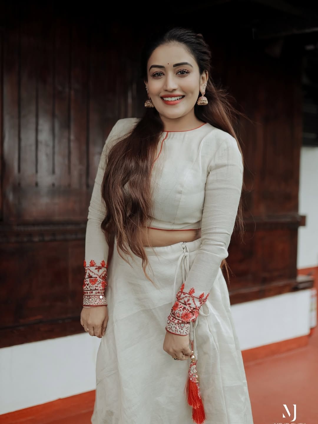 സംഭവ ബഹുലമായ സീസണാണ് ഇപ്പോള്‍ ബിഗ് ബോസില്‍ നടന്നുകൊണ്ടിരിക്കുന്നത്. മറ്റ് സീസണുകളെ അപേക്ഷിച്ച് ചെറിയ കാര്യങ്ങള്‍ പോലും വലിയ പ്രശ്‌നമാക്കി അവതരിപ്പിക്കുകയാണ് മത്സരാര്‍ത്ഥികള്‍ എന്ന വിമര്‍ശനം പൊതുവേ ഉയരുന്നുണ്ട്. (Image Credits: Instagram)