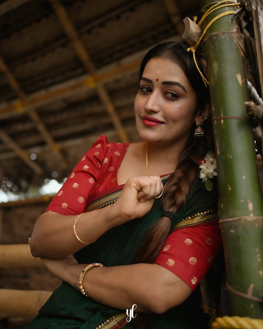 എന്നാല്‍ ആദില, നൂറ, ശൈത്യ എന്നിവര്‍ എന്തിനാണ് പുറത്തുപോയ ഒരാളെ കുറിച്ച് പറയുന്നതെന്ന് അനുമോളോട് ചോദിച്ചതോടുകൂടി താരം ട്രാക്ക് മാറ്റി. അപ്പാനി ശരത്ത് റൂമിലേക്ക് എത്തിയയുടന്‍ തന്നെ അനുമോള്‍ ഓടിച്ചെന്ന് കെട്ടിപ്പിടിക്കുകയും കാലില്‍ വീണ് മാപ്പുപറയുകയുമായിരുന്നു.