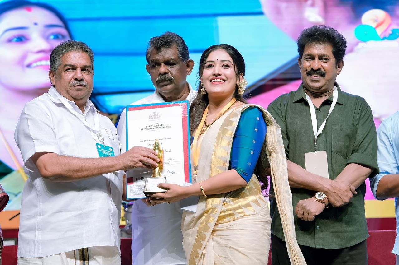 സുരഭിയും സുഹാസിനിയും എന്ന സിറ്റ്കോമിലൂടെ 2023 ടെലിവിഷൻ അവാർഡിൽ സെക്കൻഡ് ഹീറോയ്ൻ പുരസ്കാരം നേടി. തിങ്കൾ മുതൽ വെള്ളി വരെ, മഹേഷും മാരുതിയും തുടങ്ങിയ സിനിമകളിലും അനുമോൾ വേഷമിട്ടിട്ടുണ്ട്. സമൂഹമാധ്യമങ്ങളിൽ നിരവധി ആരാധകരും താരത്തിനുണ്ട്.