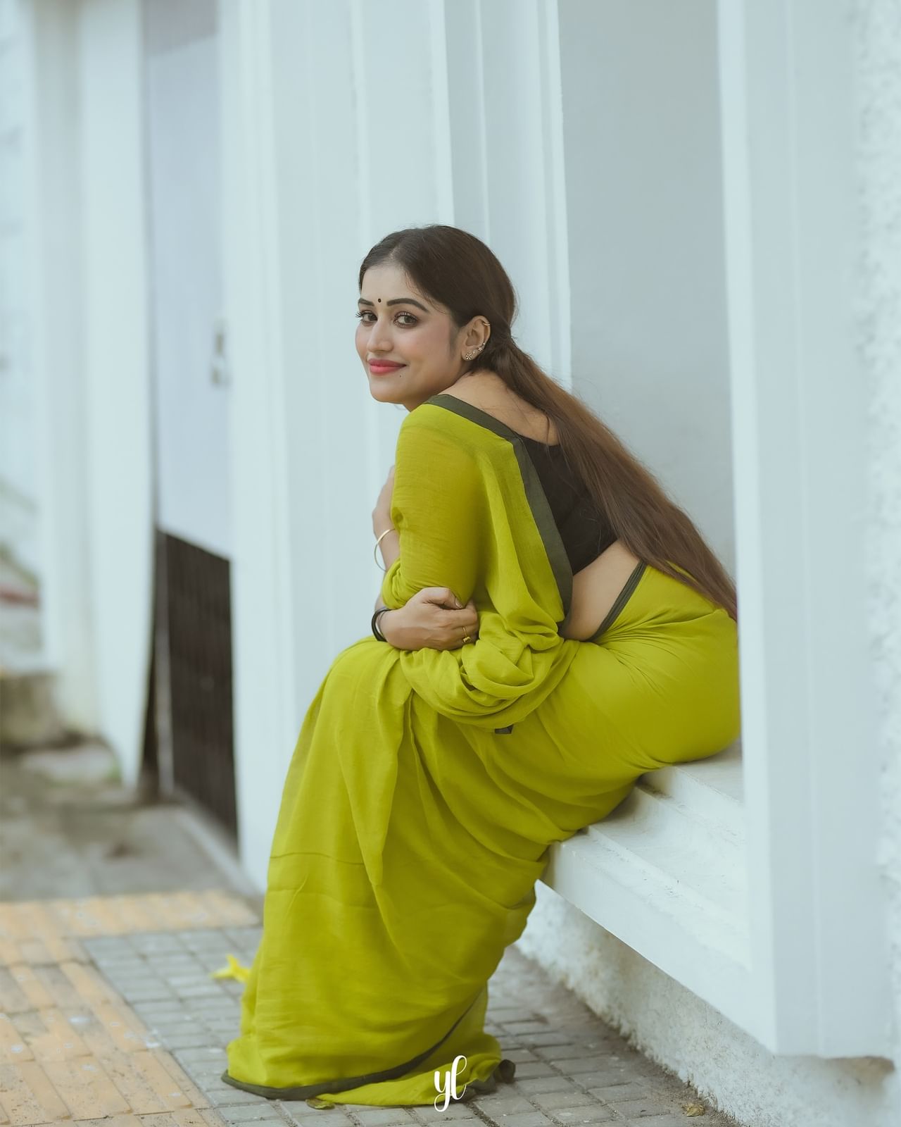 ബിഗ് ബോസ് ഹൗസിലെ ശക്തയായ മത്സരാർത്ഥിയാണ് അനുമോൾ. നിരവധി സീരിയലുകളിൽ അഭിനയിച്ച താരം സ്റ്റാർ മാജിക് എന്ന പരിപാടിയിലൂടെയാണ് പ്രശസ്തയാവുന്നത്. ഹൗസിൽ ആദ്യ ആഴ്ചയിൽ നിശബ്ദയായിരുന്ന അനുമോൾ രണ്ടാം ആഴ്ച മുതൽ ശബ്ദമുയർത്തുന്നുണ്ട്. (Image Courtesy- Anumol Instagram)