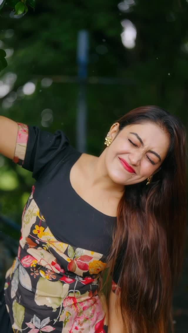 തിരുവനന്തപുരം സ്വദേശിനിയായ അനുമോൾ സംസ്കൃതത്തിൽ ബിരുദമെടുത്തയാളാണ്. 2014ലാണ് അഭിനയജീവിതം ആരംഭിക്കുന്നത്. അനിയത്തി എന്ന സീരിയയിൽ ചെറിയ ഒരു വേഷത്തിലാണ് അനുമോൾ ആദ്യം അഭിനയിച്ചത്. ഇതിന് ശേഷം താരം നിരവധി സീരിയലുകളിൽ വേഷമിട്ടു.