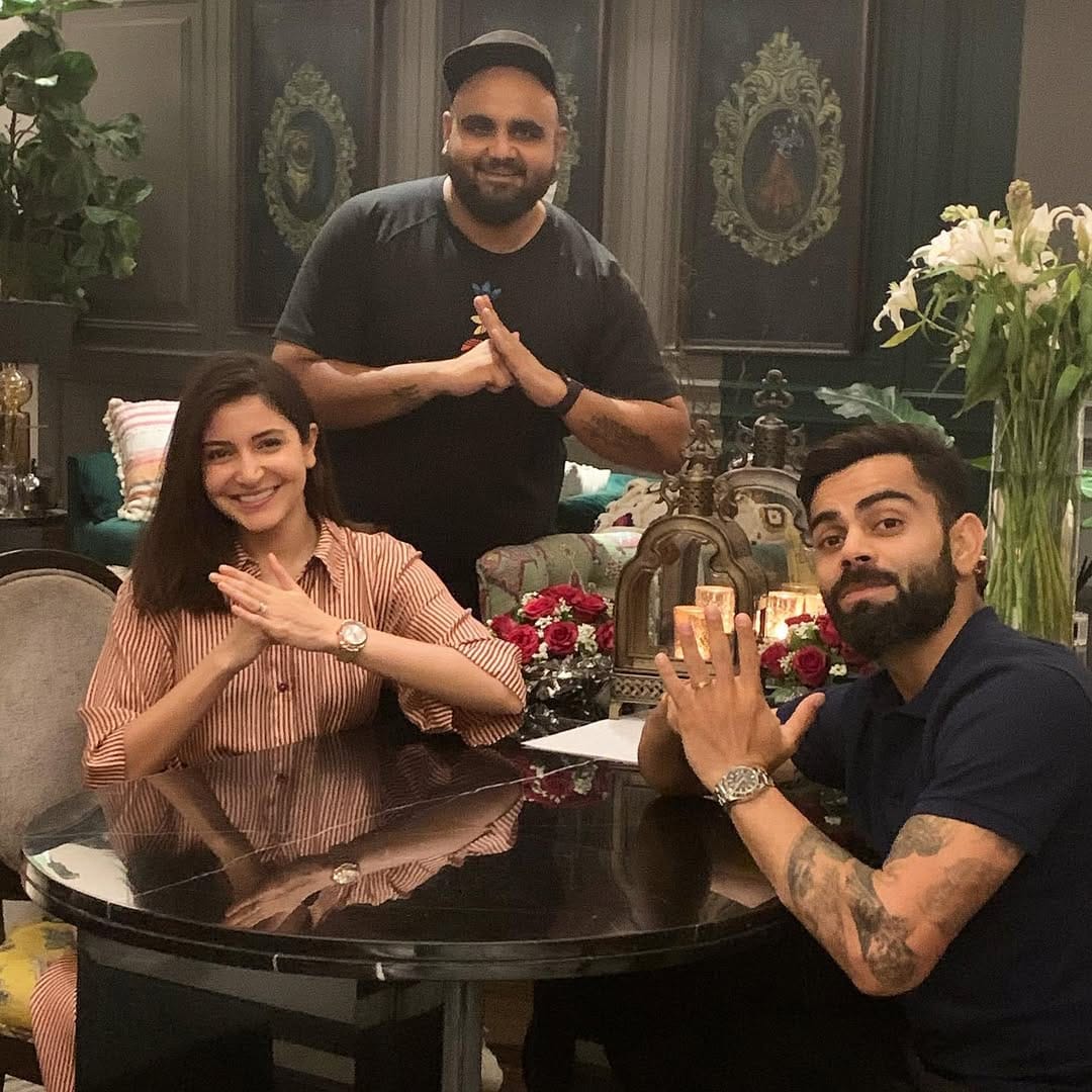 വീഗന്‍ ജീവിതശൈലി പിന്തുടരുന്ന ദമ്പതികളാണ് ക്രിക്കറ്റ് താരം വിരാട് കോലിയും ബോളിവുഡ് താരം അനുഷ്‌ക ശര്‍മയും. അതിനാല്‍ തന്നെ ഇവര്‍ക്കായി ഭക്ഷണം തയാറാക്കുന്ന ഷെഫിന് ടാസ്‌ക് അല്‍പം കൂടുതലായിരിക്കും. എന്നാല്‍ താന്‍ എങ്ങനെയാണ് ആ ടാസ്‌ക് ഏറ്റെടുത്തതെന്ന് പറയുകയാണ് സെലിബ്രിറ്റി ഷെഫായ ഹര്‍ഷ് ദീക്ഷിത്. (Image Credits: Instagram)