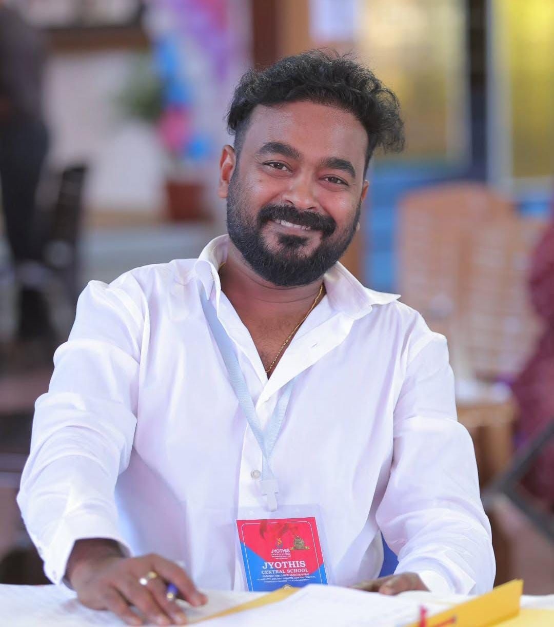 തിരുവനന്തപുരം സ്വദേശിയായ അപ്പാനി ശരത് സൈമ, ഫിലിം ഫെയർ അവാർഡുകൾ നേടിയിട്ടുണ്ട്. 2017ൽ രേഷ്മയെ വിവാഹം കഴിച്ച അപ്പാനി ശരതിൻ്റെ ശരിയായ പേര് ശരത് കുമാർ എന്നാണ്. ശരത് - രേഷ്മ ദമ്പതിമാർക്ക് രണ്ട് മക്കളുണ്ട്. മൂന്നാമതൊരു കുഞ്ഞിനായുള്ള കാത്തിരിപ്പിലാണ് ഇവർ.
