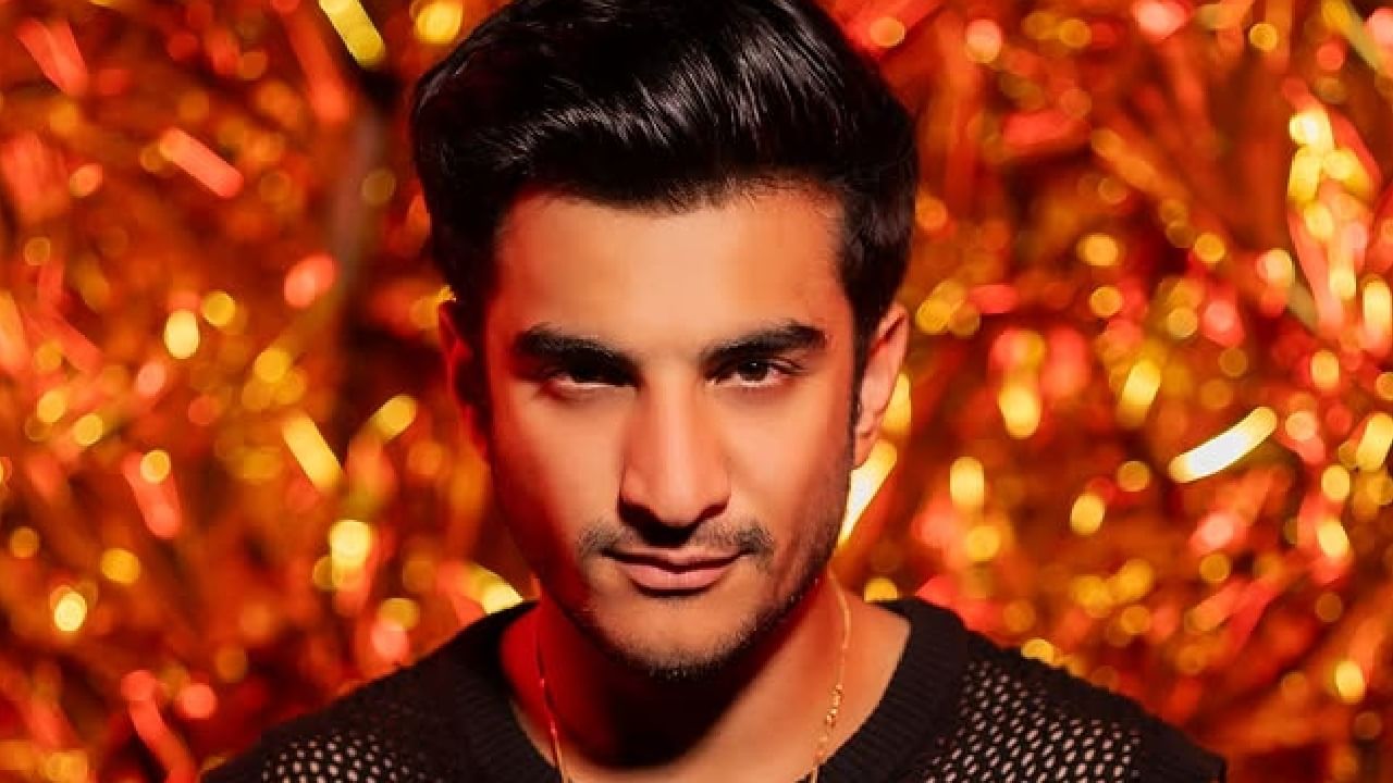 ആരാധകരുടെ കാത്തിരിപ്പിന് വിരാമമിട്ട് ബിഗ് ബോസ് മലയാളം സീസണ്‍ 7 കഴിഞ്ഞ ദിവസം ആരംഭിച്ചു. പതിവുപോലെ മത്സരാര്‍ത്ഥികളില്‍ പരിചിത മുഖങ്ങളും, അപരിചിതരുമുണ്ട്. ഓരോ മത്സരാര്‍ത്ഥികളെക്കുറിച്ചും കൂടുതല്‍ അറിയാനാണ് പ്രേക്ഷകരുടെയും ആഗ്രഹം. ബിഗ് ബോസ് മലയാളം സീസണ്‍ 7-ലെ ആര്യന്‍ കതൂരിയ എന്ന മത്സരാര്‍ത്ഥിയെക്കുറിച്ച് നോക്കാം (Image Credits: instagram.com/aryan_kath_/)