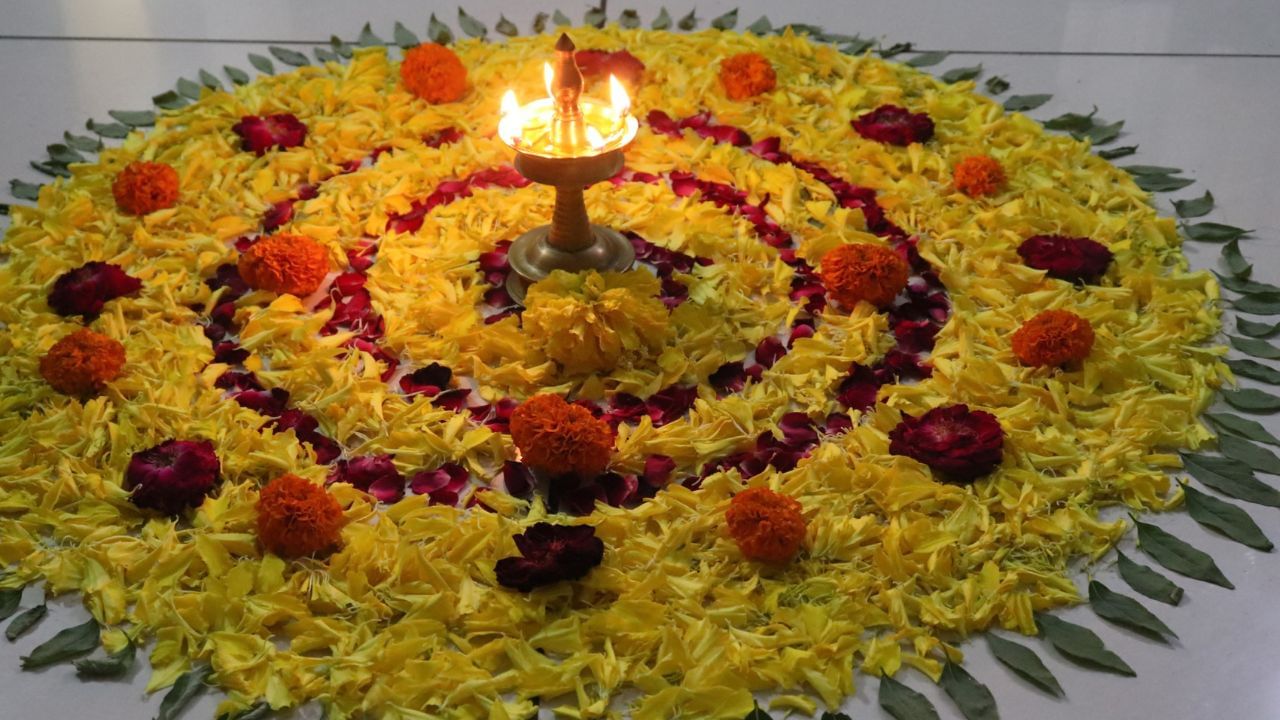 Onam 2025 Pookalam: ഓണത്തിന് പൂക്കളം ഇടണ്ടേ… അത്തപ്പൂക്കളം എങ്ങനെ ഒരുക്കണം ? ചിട്ടവട്ടങ്ങൾ അറിയാം