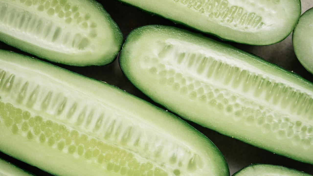 കുളികഴിഞ്ഞ ശേഷം വെള്ളരിക്ക കഷ്ണങ്ങൾ ഉപയോഗിച്ച് കക്ഷങ്ങളിൽ തടവുന്നതും ശരീര ദുര്ഗന്ധം തടയാന് സഹായിക്കും. ഇതിൽ അടങ്ങിയിട്ടുള്ള ആന്റി ഓക്സിഡന്റുകള് ബാക്റ്റീരിയയെ അകറ്റി നിർത്തുകയും ചെയ്യും. (Image Credits: Pexels)