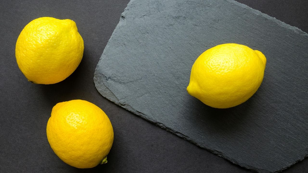 കുളിക്കുന്ന വെള്ളത്തില് ഒരു നാരങ്ങ പിഴിഞ്ഞ് ഒഴിക്കുന്നതും ശരീര ദുര്ഗന്ധം ഉണ്ടാകാതിരിക്കാന് സഹായിക്കും. നിരവധി ചര്മ്മ പ്രശ്നങ്ങള്ക്ക് ഇത് പരിഹാരം നൽകുന്നു. (Image Credits: Pexels)