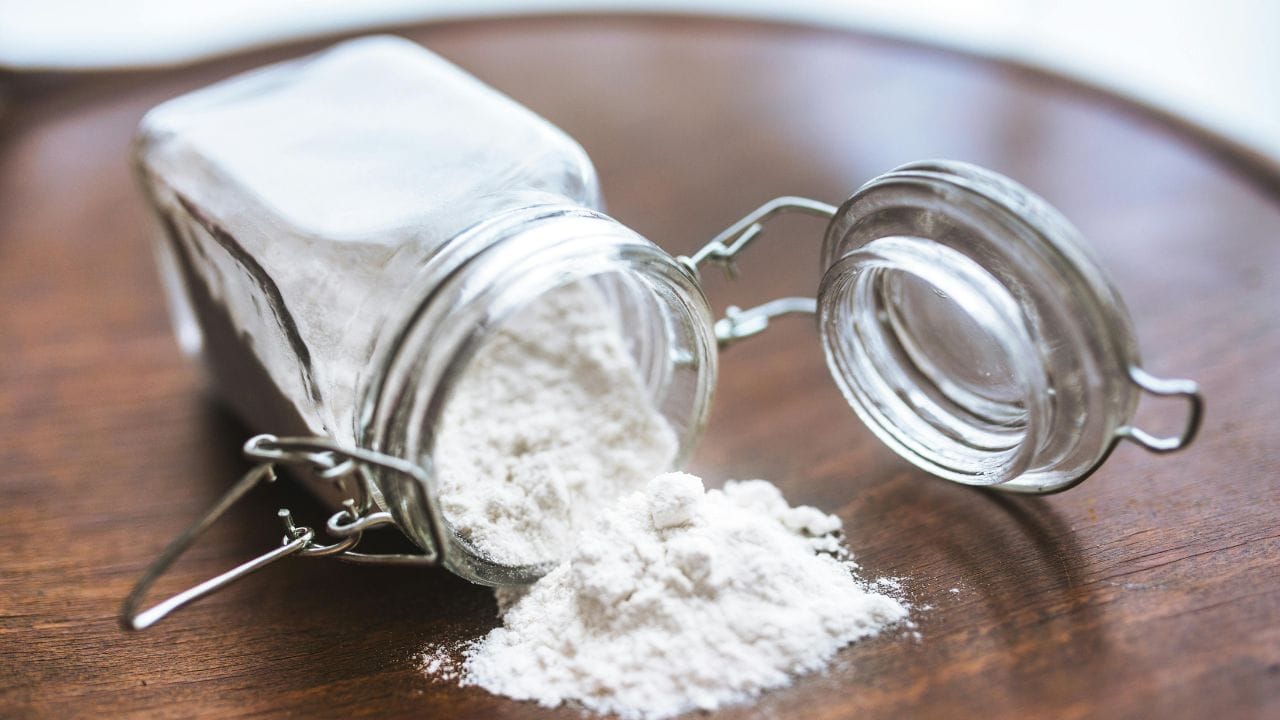 കുളികഴിഞ്ഞ ശേഷം അല്പം ബേക്കിങ് സോഡ വെള്ളത്തിൽ കലർത്തി കക്ഷത്തിൽ പുരട്ടുക. തുടർന്ന് ടവ്വൽ കൊണ്ട് തുടച്ച് വൃത്തിയാക്കാം. ഇത് ദിവസം മുഴുവൻ വിയർപ്പ്നാറ്റത്തെ അകറ്റി നിർത്താൻ സഹായിക്കും. (Image Credits: Pexels)