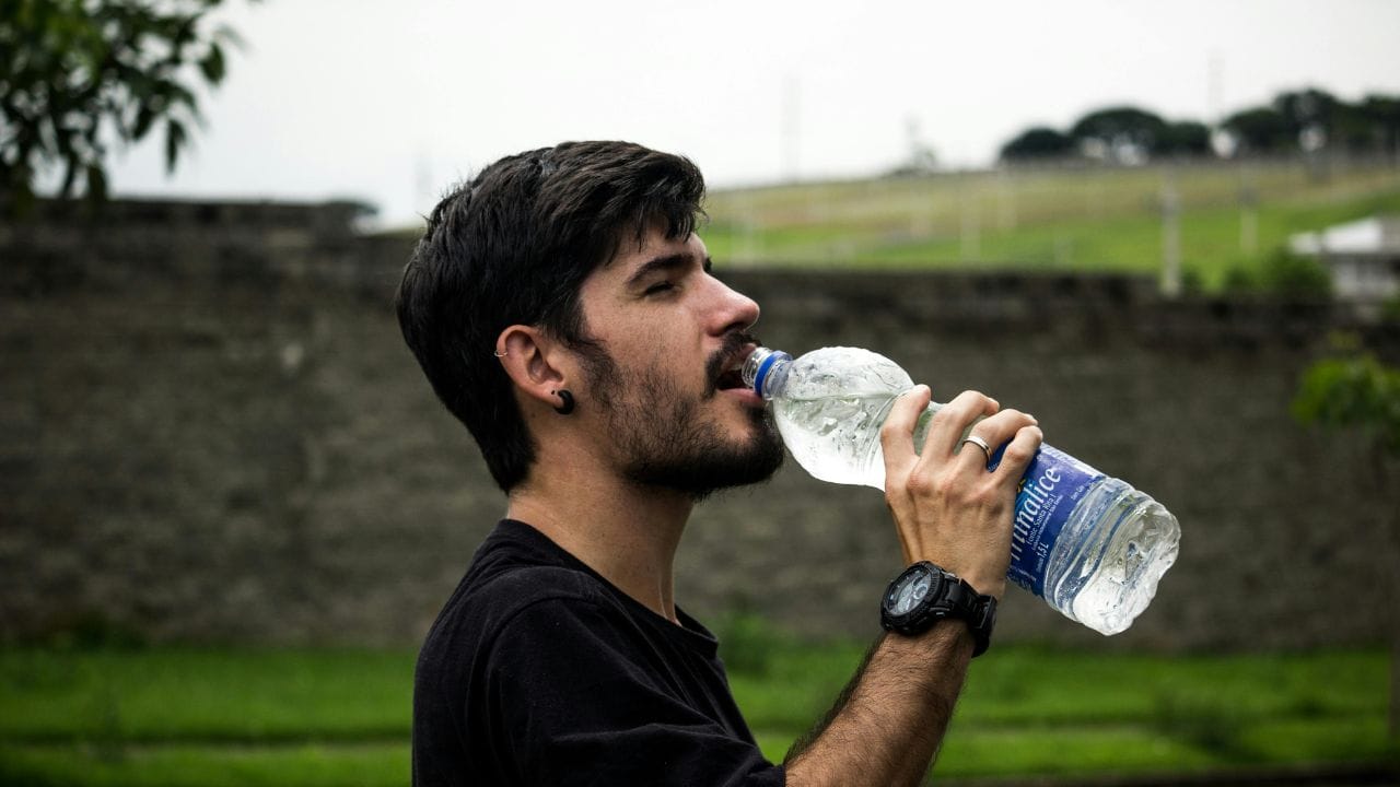 ചിലപ്പോൾ ആവശ്യത്തിന് വെള്ളം കുടിക്കാത്തത് കൊണ്ടും ശരീരത്തിൽ ദുർഗന്ധമുണ്ടാകും. അതുകൊണ്ട് ശരീരത്തിലെ ജലാംശം നിലനിർത്തേണ്ടത് അത്യാവശ്യമാണ്. പ്രത്യേകിച്ചും വേനകാലത്ത്. (Image Credits: Pexels)