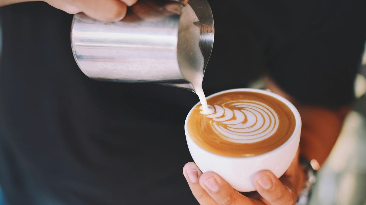 കഫീൻ അടങ്ങിയ പാനീയങ്ങൾ, പഞ്ചസാര അടങ്ങിയ സോഡ ഉൾപ്പടെയുള്ളവ കഴിക്കുന്നത് അസ്ഥികളുടെ ആരോഗ്യത്തിന് ആവശ്യമായ കാത്സ്യം കുറയുന്നതിന് കാരണമാകും. ഇത് അസ്ഥികളെ ദുർബലപ്പെടുത്തുന്നു.  (Image Credits: Pexel)
