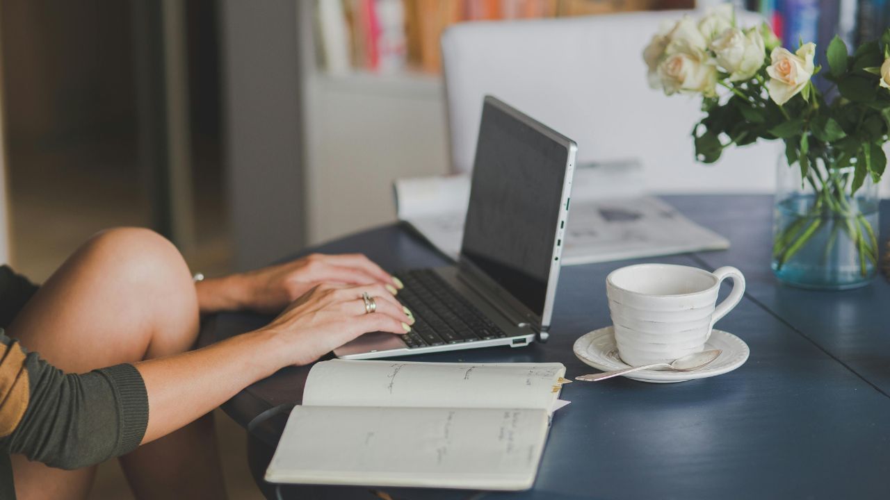 ജോലിസ്ഥലത്താണെങ്കിലും ടെലിവിഷൻ കാണുമ്പോഴാണെങ്കിലും നമ്മൾ ദീർഘനേരം ഇരിക്കുന്നത് അസ്ഥികളുടെ ബലത്തിനെ ബാധിക്കും. ഇത് എല്ലുകളുടെ ബലം കുറയ്ക്കും.  (Image Credits: Pexel)