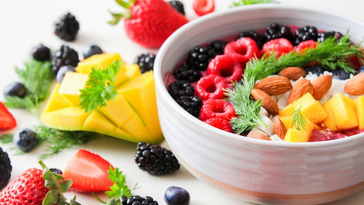 ആവശ്യത്തിന് പഴങ്ങളും പച്ചക്കറികളും ഡയറ്റിൽ ഉൾപ്പെടുത്താതിരിക്കുന്നതും അസ്ഥികളുടെ ബലത്തിനെ ബാധിക്കും. ശരീരത്തിന് ആവശ്യമായ കാത്സ്യം ലഭിക്കാതെ വരുമ്പോൾ അസ്ഥികളുടെ സാന്ദ്രത ക്രമേണ നഷ്ടപ്പെടും.  (Image Credits: Pexel)