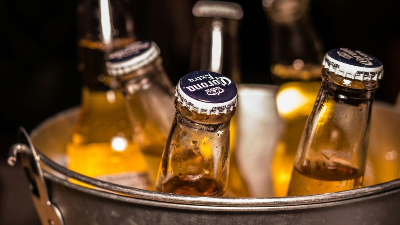 പുകവലിയും മദ്യപാനവും എല്ലുകളുടെ ആരോഗ്യത്തെ ബാധിക്കും. ഇത് അസ്ഥികളിലേക്കുള്ള രക്തചംക്രമണം കുറയ്ക്കുകയും കോശങ്ങളുടെ നിർമ്മാണ പ്രക്രിയയെ തടസ്സപ്പെടുത്തുകയും ചെയ്യുന്നു. ഈ ദുശ്ശീലങ്ങൾ അസ്ഥികളെ ദുർബലപ്പെടുത്തും.  (Image Credits: Pexel)