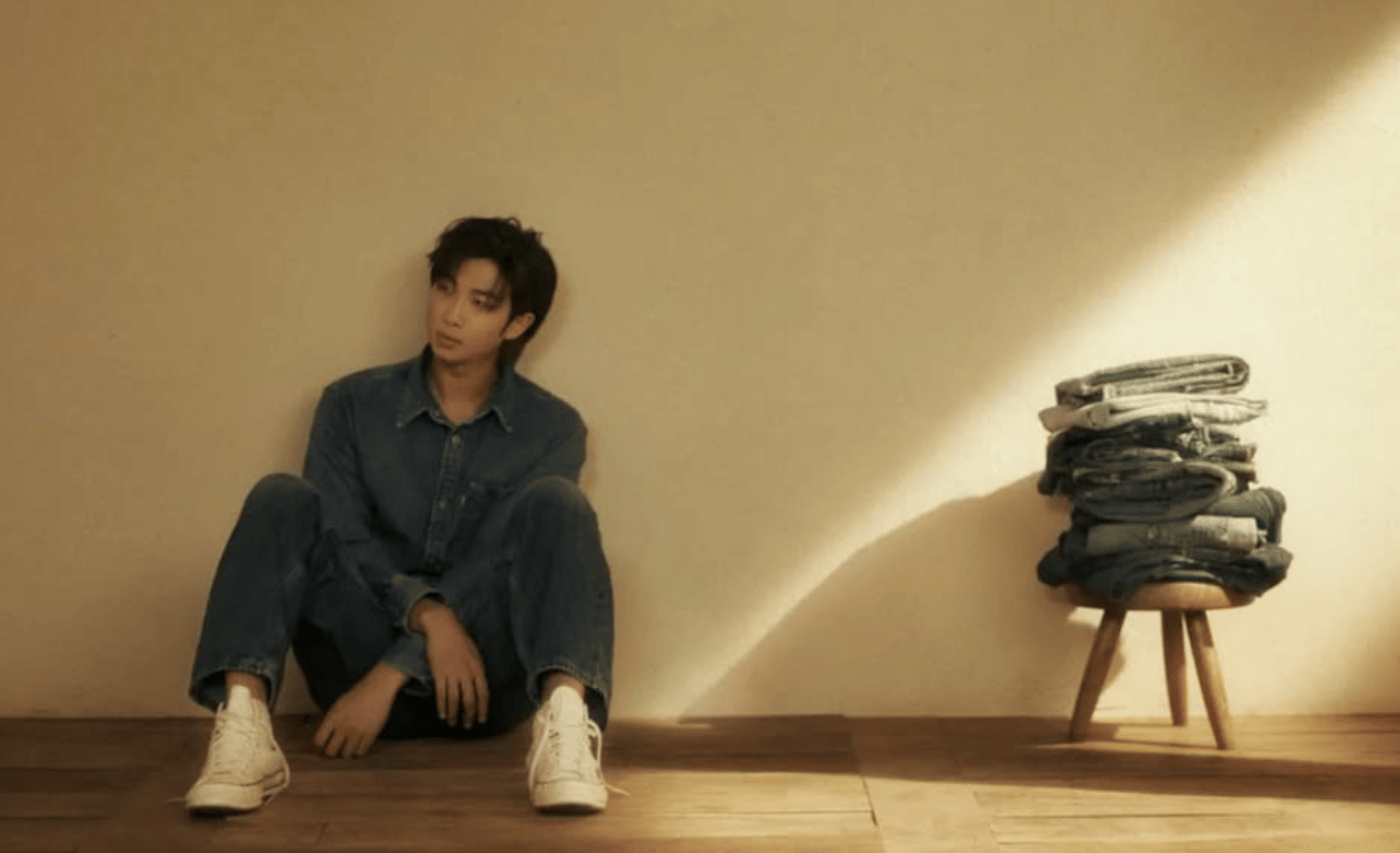 ബിടിഎസിന്റെ ലീഡർ ആയി അറിയപ്പെടുന്ന താരമാണ് കിം നംജൂൺ എന്ന ആർഎം. ​ഗ്രൂപ്പിലെ മെയിൻ റാപ്പറായ താരം മികച്ച ഐക്യു-ന്റെ പേരിലും പ്രസിദ്ധനാണ്. എന്നാൽ ഇപ്പോഴിതാ, സോഷ്യൽ മീഡിയയിൽ താരത്തിനെതിരെ രൂക്ഷ വിമർശനം ഉയരുകയാണ്. (Image Credit: Instagram)