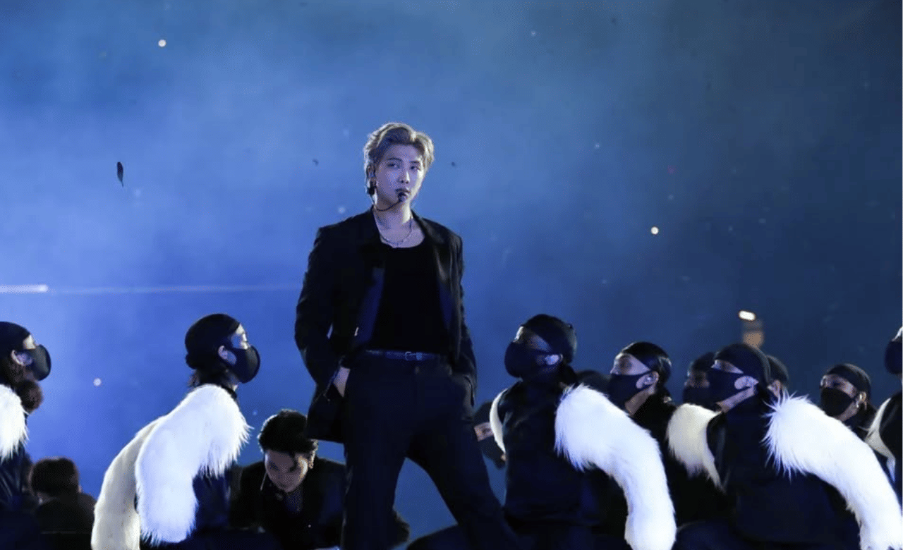 അതേസമയം പുതിയ ആൽബത്തിന്റെ പണിപുരയിലാണ് ബിടിഎസ്. ജിൻ ഒഴികെയുള്ള മറ്റ് താരങ്ങളെല്ലാം ലോസ് ഏഞ്ചലസിലാണ്. കോൺസർട്ട് പൂർത്തിയാക്കി ജിന്നും താരങ്ങളോടൊപ്പം ഉടനെ ചേരുമെന്നാണ് വിവരം. 2026ൽ പുതിയ ആൽബം റിലീസ് ചെയ്യുമെന്നാണ് ബിടിഎസ് പ്രഖ്യാപനം. (Image Credit: Instagram)