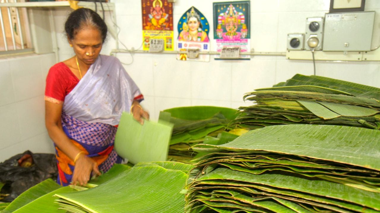 സദ്യയുടെ വിഭവങ്ങളെല്ലാം തന്നെ തയാറാക്കി കഴിഞ്ഞാല്‍ അതൊരിക്കലും പ്ലേറ്റിലിട്ട് കഴിക്കാനാകില്ല. സദ്യ വിളമ്പണമെങ്കില്‍ വാഴയില കൂടിയേ തീരൂ. വാഴയിലയും ഇപ്പോള്‍ കേരളത്തിന് പുറത്തുനിന്നാണ് കൂടുതലായെത്തുന്നത്. 

