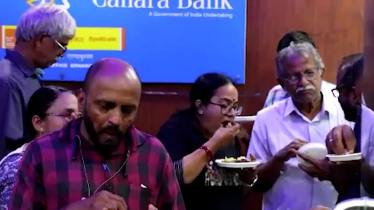 Canara Bank: കൊച്ചി കാനറ ബാങ്ക് ക്യാൻ്റീനിൽ ബീഫ് നിരോധിച്ച് മാനേജർ; ബീഫ് ഫെസ്റ്റ് നടത്തി ജീവനക്കാർ