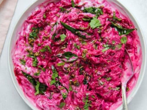 തിളക്കമുള്ള നിറം നേടാനും ഫിറ്റ്നസ് നിലനിർത്താനും നിങ്ങൾ ആഗ്രഹിക്കുന്നുണ്ടോ? നിങ്ങളുടെ ആരോഗ്യം വർദ്ധിപ്പിക്കുകയും സ്വാഭാവിക തിളക്കം വർദ്ധിപ്പിക്കുകയും ചെയ്യുന്ന ഒരു ചെറിയ പൊടികൈ നോക്കിയാലോ. മറ്റൊന്നുമല്ല, ബോളിവുഡ് സുന്ദരി ആലിയ ഭട്ടിന്റെ സ്പെഷ്യൽ ബീറ്റ്റൂട്ട് തൈര് സാലഡ് എങ്ങനെ തയ്യാറാക്കാമെന്ന് നോക്കാം. (Image Credits: Freepik/ Social Media)
