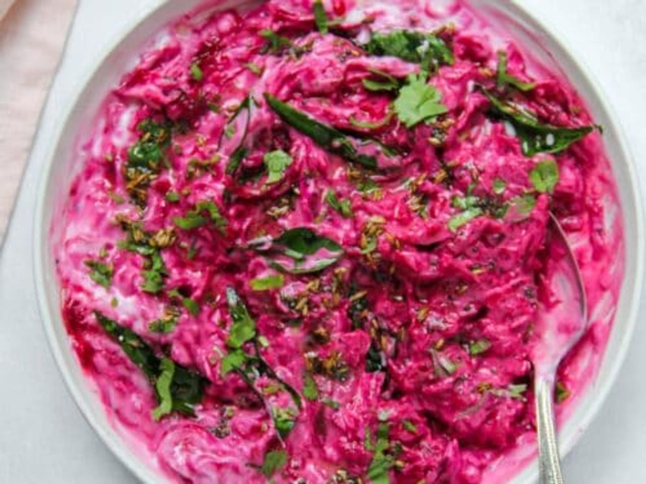 തിളക്കമുള്ള നിറം നേടാനും ഫിറ്റ്നസ് നിലനിർത്താനും നിങ്ങൾ ആഗ്രഹിക്കുന്നുണ്ടോ? നിങ്ങളുടെ ആരോഗ്യം വർദ്ധിപ്പിക്കുകയും സ്വാഭാവിക തിളക്കം വർദ്ധിപ്പിക്കുകയും ചെയ്യുന്ന ഒരു ചെറിയ പൊടികൈ നോക്കിയാലോ. മറ്റൊന്നുമല്ല, ബോളിവുഡ് സുന്ദരി ആലിയ ഭട്ടിന്റെ സ്പെഷ്യൽ ബീറ്റ്റൂട്ട് തൈര് സാലഡ് എങ്ങനെ തയ്യാറാക്കാമെന്ന് നോക്കാം. (Image Credits: Freepik/ Social Media)
