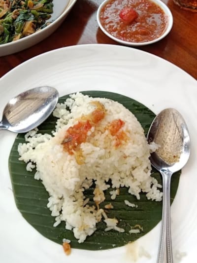 വാഴയിലയിൽ ഭക്ഷണം കഴിച്ചാൽ പല ഗുണങ്ങളുണ്ട്