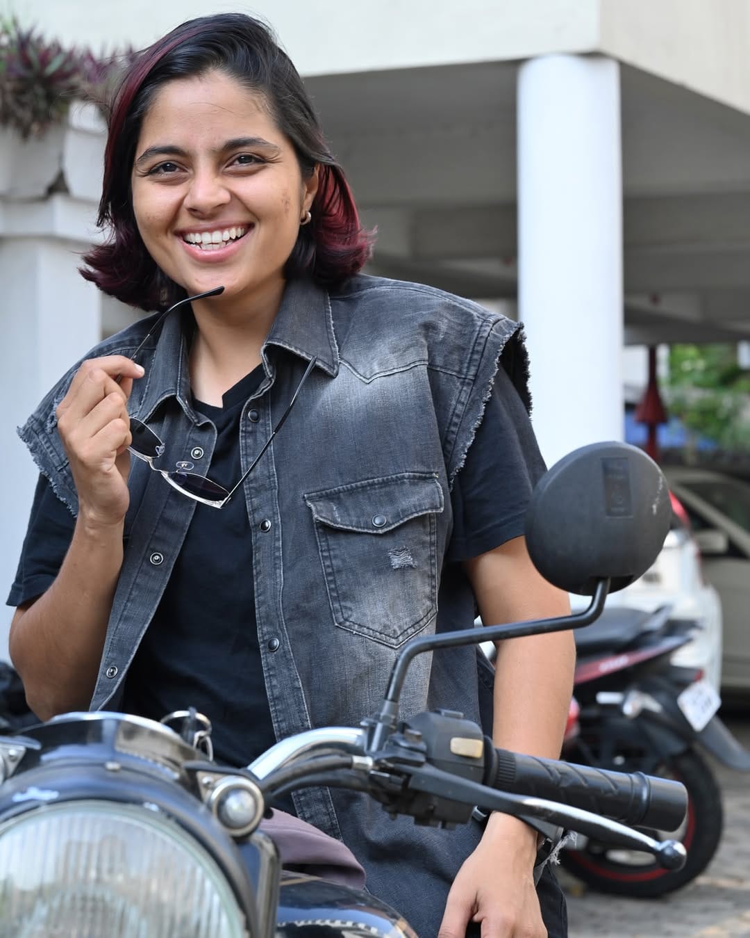 സെൽഫ് ഇൻട്രൊഡക്ഷൻ വീഡിയോയാണ് ആദ്യം അയച്ച് കൊടുത്തത്. രണ്ട്, മൂന്ന് ഇന്റർവ്യൂ കഴിഞ്ഞിട്ടാണ് ഷോയിലേക്ക് സെലക്ടായതെന്നും രസ്മിൻ ഭായ് അഭിമുഖത്തിൽ പറയുന്നു. ബി​ഗ് ബോസിൽ നിന്ന് ഇറങ്ങിയതിനു ശേഷം താൻ പ്രശസ്തയായെങ്കിലും തനിൽ നിന്ന് ഒരുപാടു പേർ അകന്നെന്നാണ് രസ്മിൻ പറയുന്നു. 