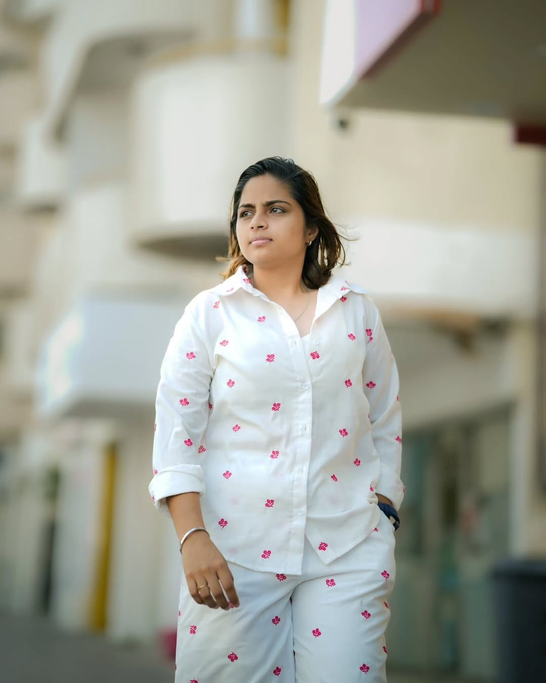 ബി​ഗ് ബോസ് ആറാം സീസണിലൂടെ സുപരിചിതയായ താരമാണ് രസ്മിൻ ഭായ്. ഷോയിൽ ഒരു കോമണറായി ആയാണ് രസ്മിൻ എത്തിയത്. ഫിസിക്കല്‍ എജുക്കേഷൻ ടീച്ചർ കൂടിയായിരുന്ന രസ്‍മിൻ. ഇപ്പോഴിതാ ബി​ഗ് ബോസിലെ അനുഭവത്തെ കുറിച്ച് രസ്മിൻ പറഞ്ഞ വാക്കുകളാണ് സോഷ്യൽ മീഡിയയിൽ ചർച്ചയാകുന്നത്. (Image Credits:Instagram)