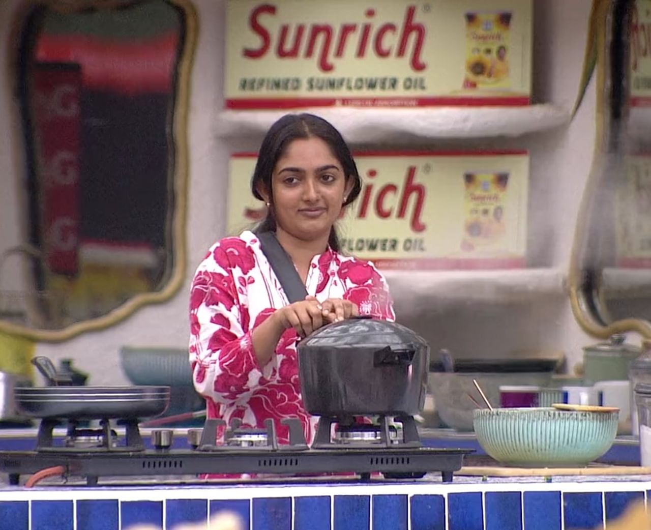 നടി എന്നതാണ് ബിന്നിയുടെ വിലാസമെങ്കിലും ഒരു ഡോക്ടർ കൂടിയാണ് ബിന്നി. ചൈനയിൽ നിന്നാണ് താരം എംബിബിഎസ് പഠിച്ചത്. കേരളത്തിൽ തന്നെ പ്രാഥമിക വിദ്യാഭ്യാസം പൂർത്തിയാക്കിയ ബിന്നി എംബിബിഎസ് പഠിക്കാനായി ചൈനയിലേക്ക് പോവുകയായിരുന്നു.